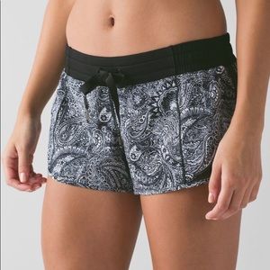 Lululemon paisley hotty hot short 2.5”